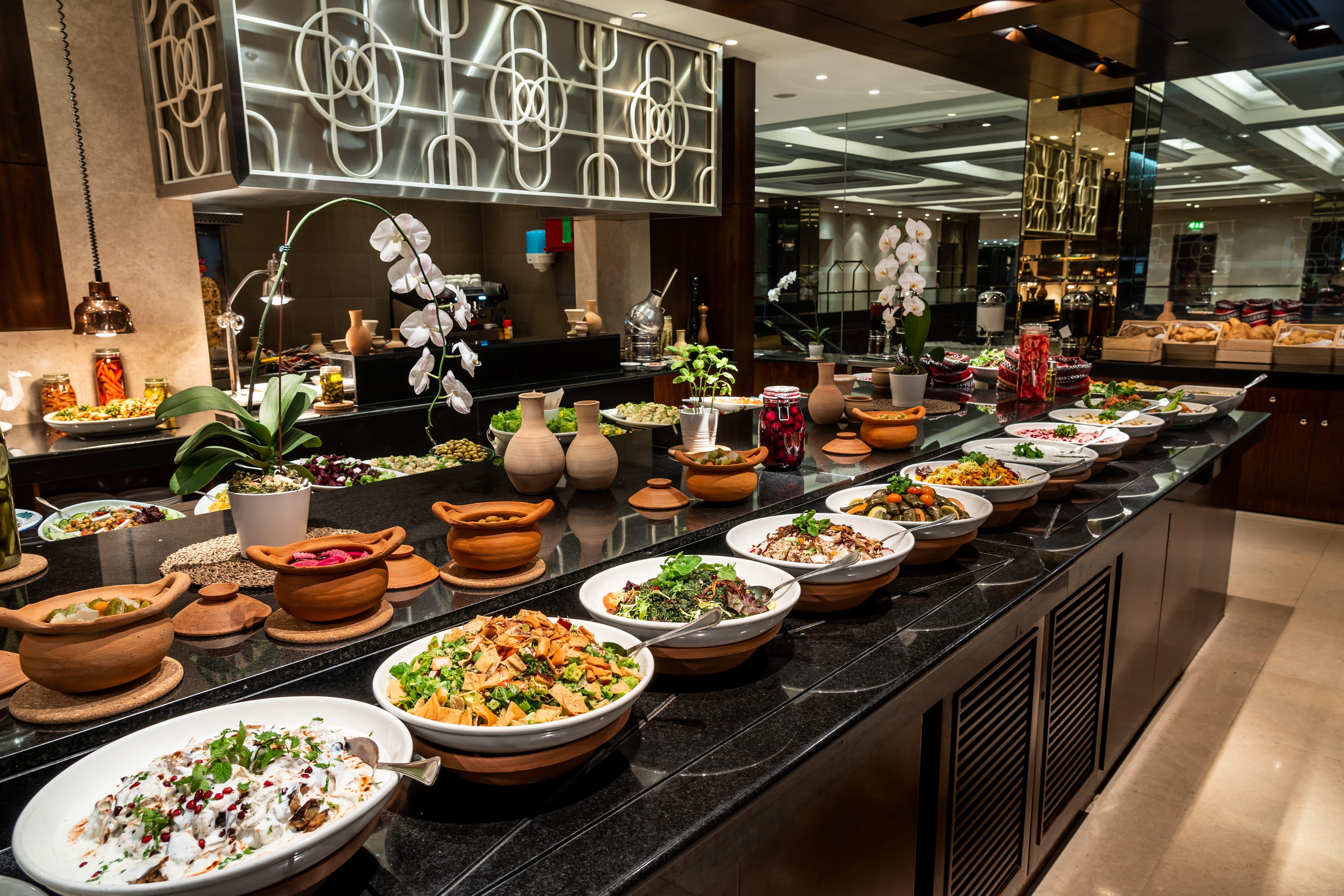 Intercontinental Bahrain, An Ihg Hotel Al-Manamah Bagian luar foto A buffet at a hotel