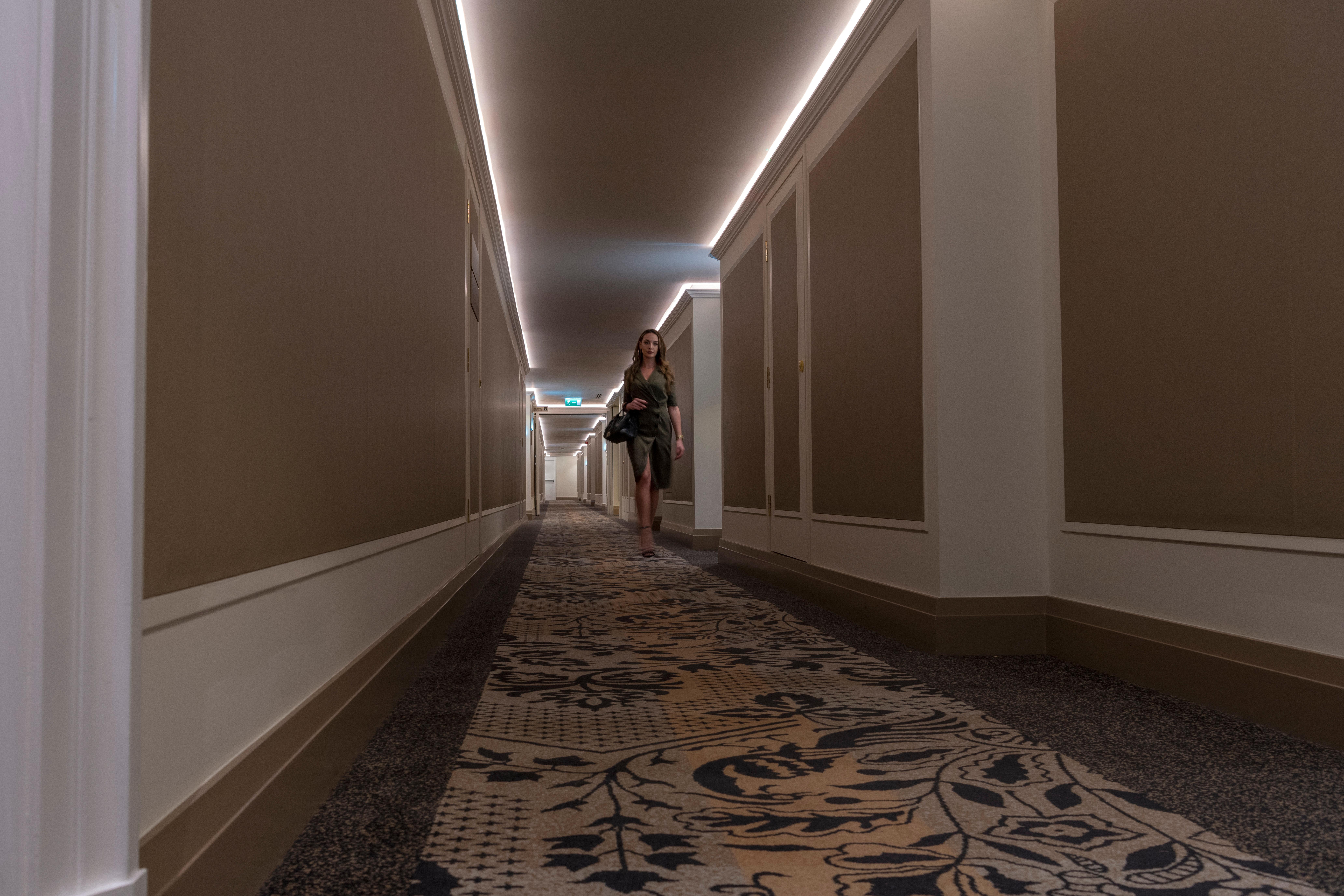 Intercontinental Bahrain, An Ihg Hotel Al-Manamah Bagian luar foto A corridor at the hotel
